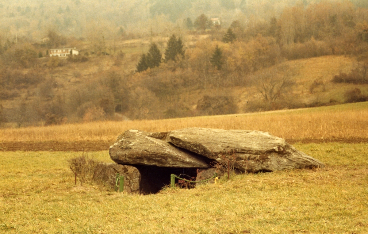 La cave aux fées non datées